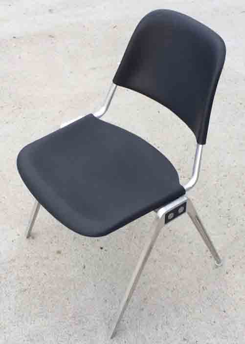 Stuhl Alu Kunststoffsitzfläche schwarz anreihbar